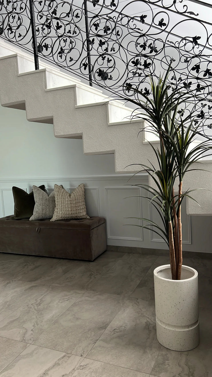 Yukka Artificial plant / pebble pot